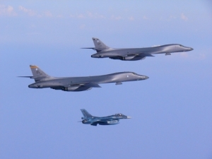 한반도에 뜬 &apos;B-1B&apos; 폭격기… 대북 무력시위 비행