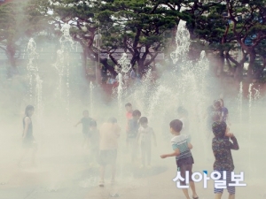[포토] 서산 솔빛공원서 무더위 식히는 어린이들