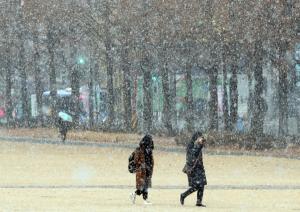 [오늘날씨] 전국 흐리고 곳곳 눈·비… 낮부터 찬바람 추위