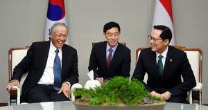 송영무 국방장관, 싱가포르 국방장관과 만나 회담