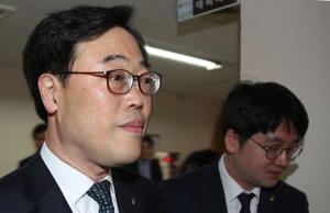 "선관위에 질의"… 청와대의 도 넘은 김기식 감싸기