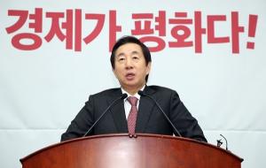 한국당, 조명균 장관 해임건의안 &apos;만장일치&apos;로 의결