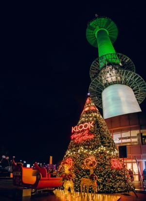 CJ푸드빌, N서울타워X클룩 초대형 크리스마스 트리 설치