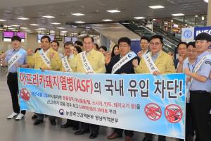 [포토] 이개호 장관, 김해공항서 아프리카돼지열병 검역 점검