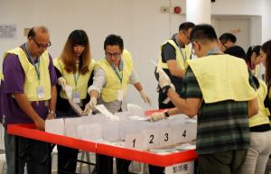 홍콩 구의원 선거 범민주 압승… 사상 첫 과반 의석