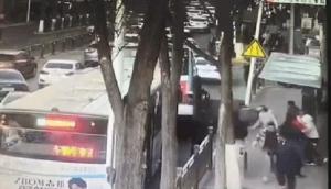 중국 칭하이성 버스 정류장 도로 꺼져…20여명 사상·실종