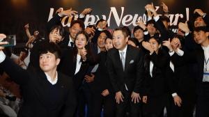 박정원 두산 회장, 신입사원들과 ‘셀카 세리머니’ 찍으며 새해 시작