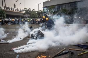 홍콩 보안법 반대 시위 격화…경찰, 최루탄·물대포 쏘며 시민 200여명 체포