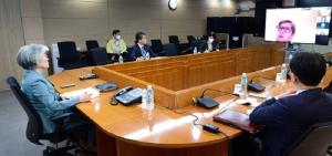 강경화, 6개국 외교장관과 회상회의… 코로나19 대응 논의