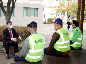 홍인성 인천 중구청장, 영종국제도시 공동주택 방문