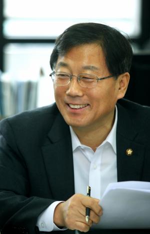 [미리보는 2021 국회 경제] 윤후덕 기재위원장 "코로나 사태 해결까지 확장 재정 지속해야" 