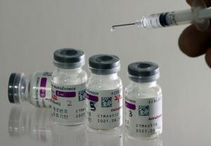 영국 PHE “화이자·아스트라제네카 백신, 고령층에 효과 높아”