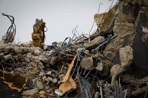 美 아파트 붕괴사고 구조 종료… 사망 54명·실종 86명