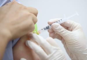 대기업 사업장 화이자 자체접종…3분기 백신접종도 적기공급 ‘관건’