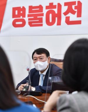 윤석열 "소주성, 경제학서 족보도 없어"… 文 국정기조 맹비난