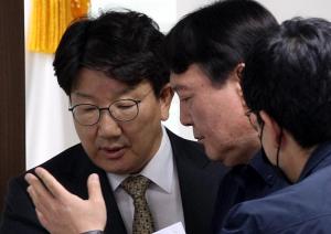 尹캠프 권성동, 洪캠프 대변인 등 고소…"공천협박 허위사실 공표"