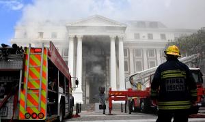 남아공 국회 건물 화재… 용의자 50대 남성 체포