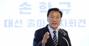 손학규, 대선 후보 사퇴… "성찰하며 조용히 살겠다"