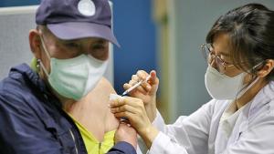 정부 "이달 말부터 4차접종 시작… 감염 고위험군 보호" (종합)