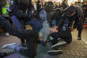 푸틴 동원령에 전국 반전시위… “주요도시 1300여명 체포”