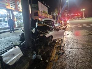 도로표지판 추돌 렌터카서 화재…2명 사망·3명 부상