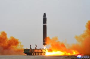 북, ICBM 화성-15형 기습발사… 김정은 명령으로 전투력 과시