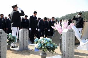 [포토] 김태흠 지사, 연평해전·천안함 용사 묘역 참배