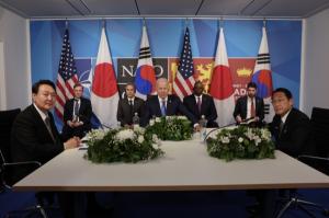 밀착하는 한미일… G7서 만나 &apos;안보협력 강화&apos; 쐐기