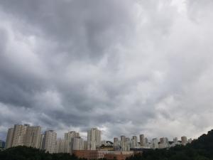 [오늘날씨] 전국 곳곳 구름·소나기…낮 최고 30도