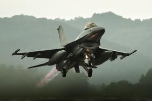 KF-16, 충남 서산서 추락…조종사·민간피해 無
