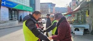 홍천군노인복지관, 선배시민 자원봉사단과 노인 인식개선 캠페인 진행
