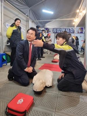 육동한 춘천시장, 홍천간 꽁꽁축제장 방문 119안전체험장 심페소생술 체험