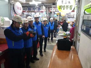 한전 홍천지사, 전통시장 방문해 노후 전기설비 점검