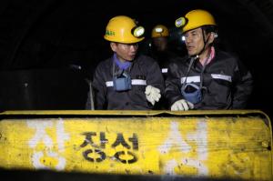 김진태 지사, 지하 1150m 입갱해 석탄 캐며 막장 속 산업전사 삶 체험