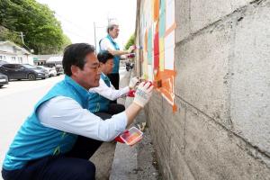 신영재 홍천군수, 대외협력사업 &apos;아름다운 거리 만들기 벽화활동&apos; 참석