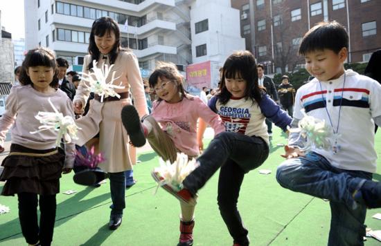 전국의 낮 최고기온이 10도까지 오르는 화창한 봄날씨를 보인 8일 오후 서울 인사동 거리에서 어린이들이 제기차기 놀이를 하고 있다.