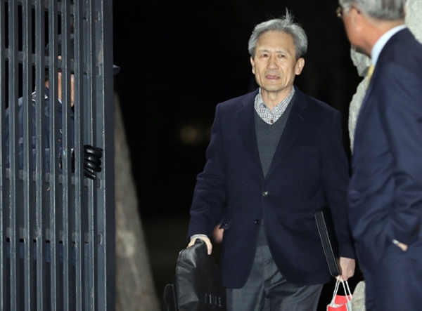 구속적부심에서 석방이 결정된 김관진 전 국방부 장관이 22일 밤 경기도 의왕시 서울구치소를 나서고 있다.