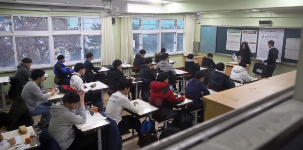 2018학년도 대학수학능력시험이 열리는 23일 오전 서울 서초고등학교 고사장에서 수험생들이 지진대피교육을 받고 있다.(사진=연합뉴스)