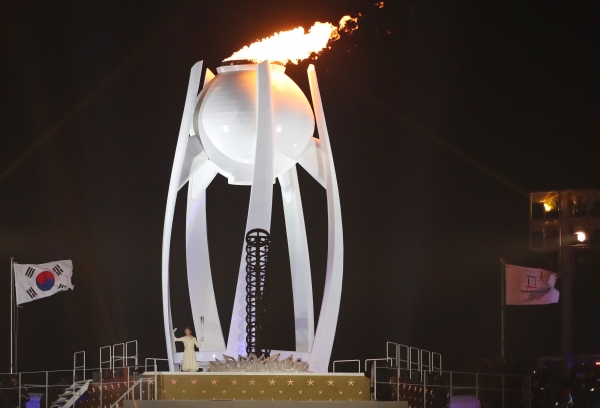 김연아의 점화로 성화대에 불이 붙으면서 평창 동계올림픽이 본격 시작했다.