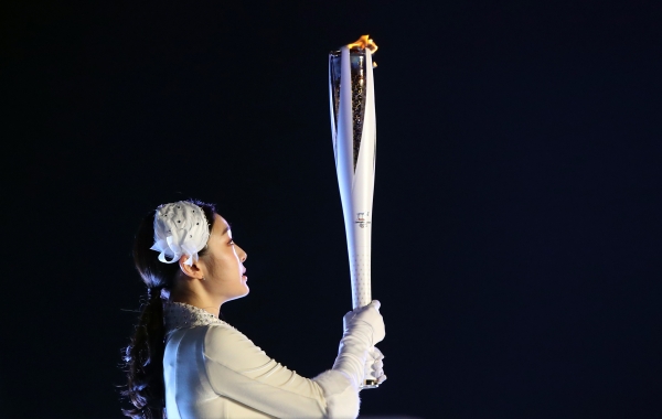 9일 오후 강원도 평창 올림픽스타디움에서 열린 2018 평창동계올림픽 개막식에서 성화 점화자로 나선 김연아가 성화대로 향하고 있다. (사진=연합뉴스)