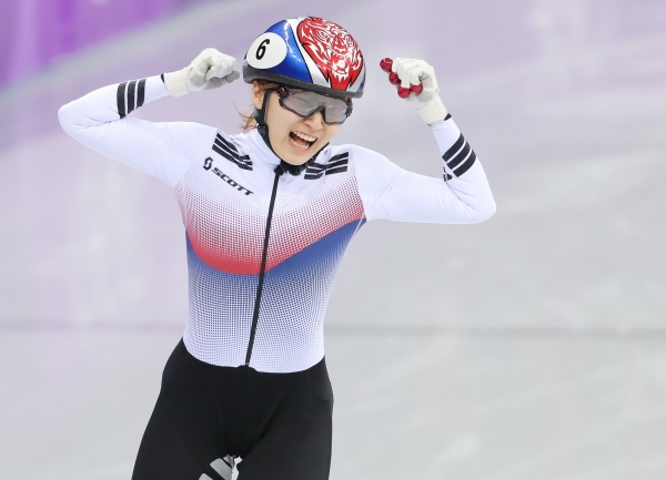 17일 강원 강릉 아이스아레나에서 열린 2018평창동계올림픽 쇼트트랙 여자 1,500m 결승전에서 한국의 최민정이 1위로 결승선을 통과하며 금메달을 확정짓고 있다.