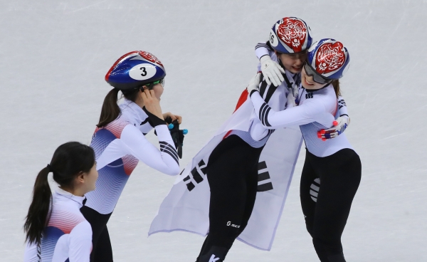 20일 강릉아이스아레나에서 열린 평창동계올림픽 여자 쇼트트랙 3,000m 계주에서 금메달을 획득한 한국 선수들이 기뻐하고 있다.