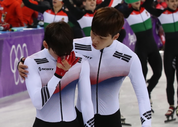 22일 강릉 아이스아레나에서 열린 2018 평창동계올림픽 쇼트트랙 남자 5,000ｍ 계주 결승에서 황대헌(오른쪽)이 임효준을 위로하고 있다.