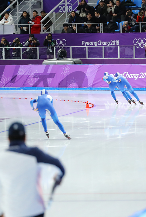 평창동계올림픽 스피드스케이팅 여자 팀추월 8강전에서 한국의 노선영이 김보름과 박지우에 뒤처져 레이스를 하고 있다. (사진=연합뉴스)