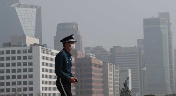 미세먼지가 기승을 부린 25일 오후 국회에서 경찰 근무자가 마스크를 쓰고 근무를 하고 있다. (사진=연합뉴스)