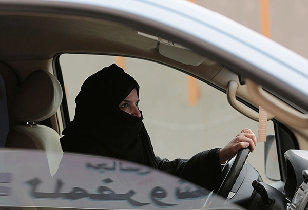 사우디아라비아 여성 운전 사상 첫 허용한 모습. (사진=AP/연합뉴스)