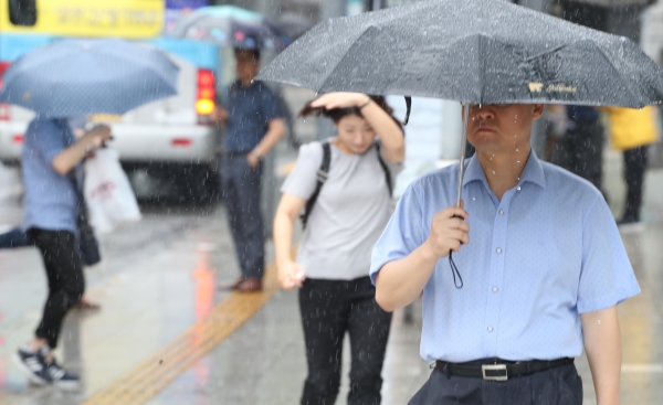 비가 내리고 있는 6일 오전 서울 광화문 사거리에서 시민들이 우산을 쓰고 출근하고 있다. (사진=연합뉴스)