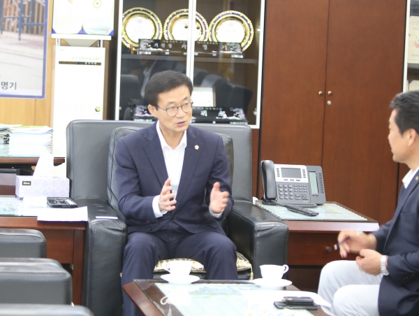류명기 금천구의회 의장이 '역량있는 의회, 혁신하는 의회'추진 방안을 밝히고 있다.