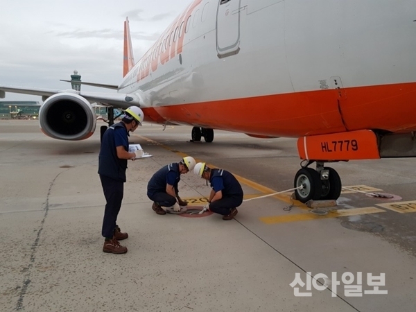 지난 23일 오후 인천공항 계류장에서 공항 시설물 관리자들이 강풍에 대비해 항공기를 결박하는 장치인 '무어링'을 점검하고 있다.(사진=인천공항공사)
