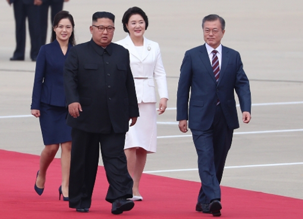 문재인 대통령과 김정은 국무위원장이 18일 오전 평양 순안공항에서 공식환영식을 위해 이동하고 있다. (사진=평양사진공동취재단)